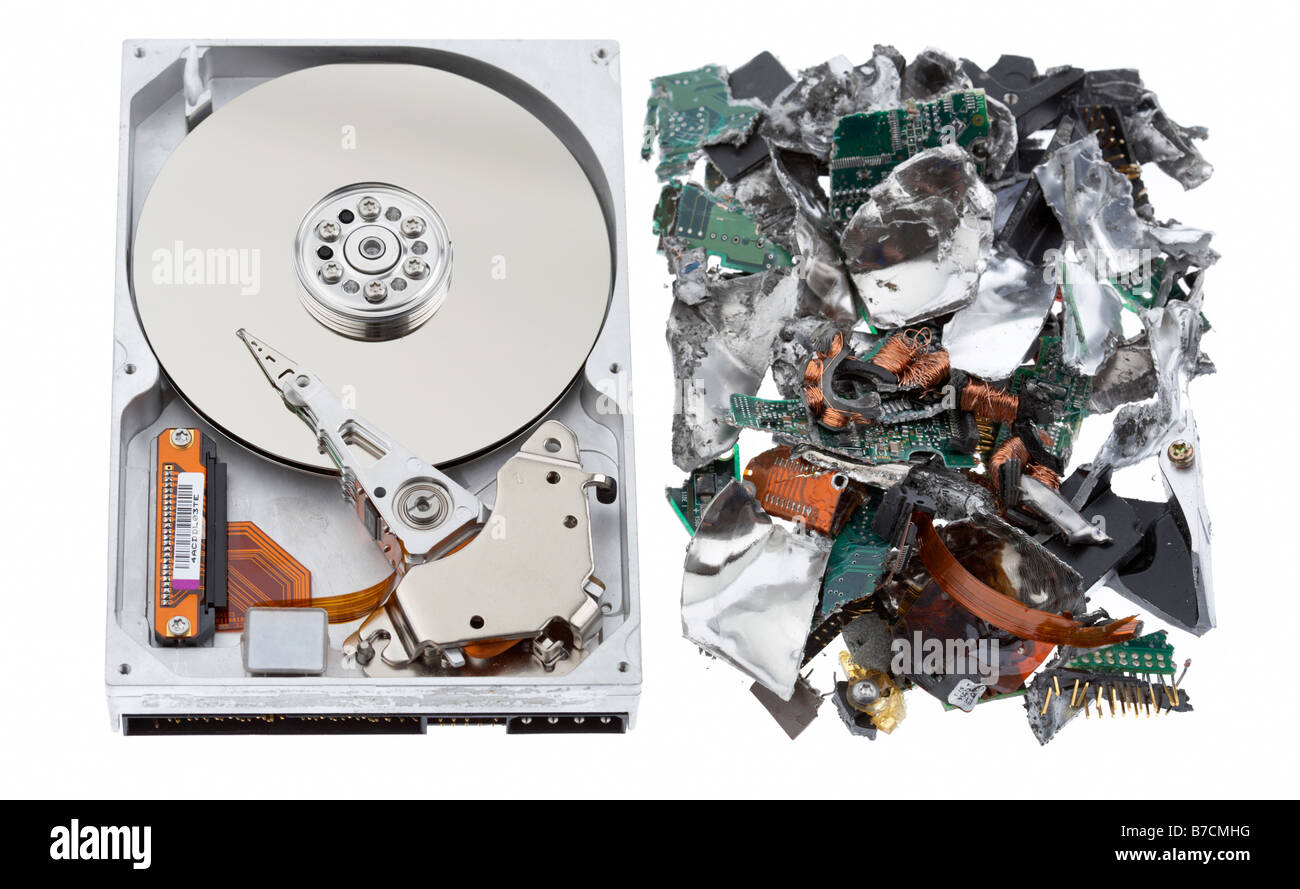 Abra el disco duro de un ordenador sentado junto a montón de desmenuzado el disco  duro de un ordenador material sobre un fondo blanco studio Fotografía de  stock - Alamy