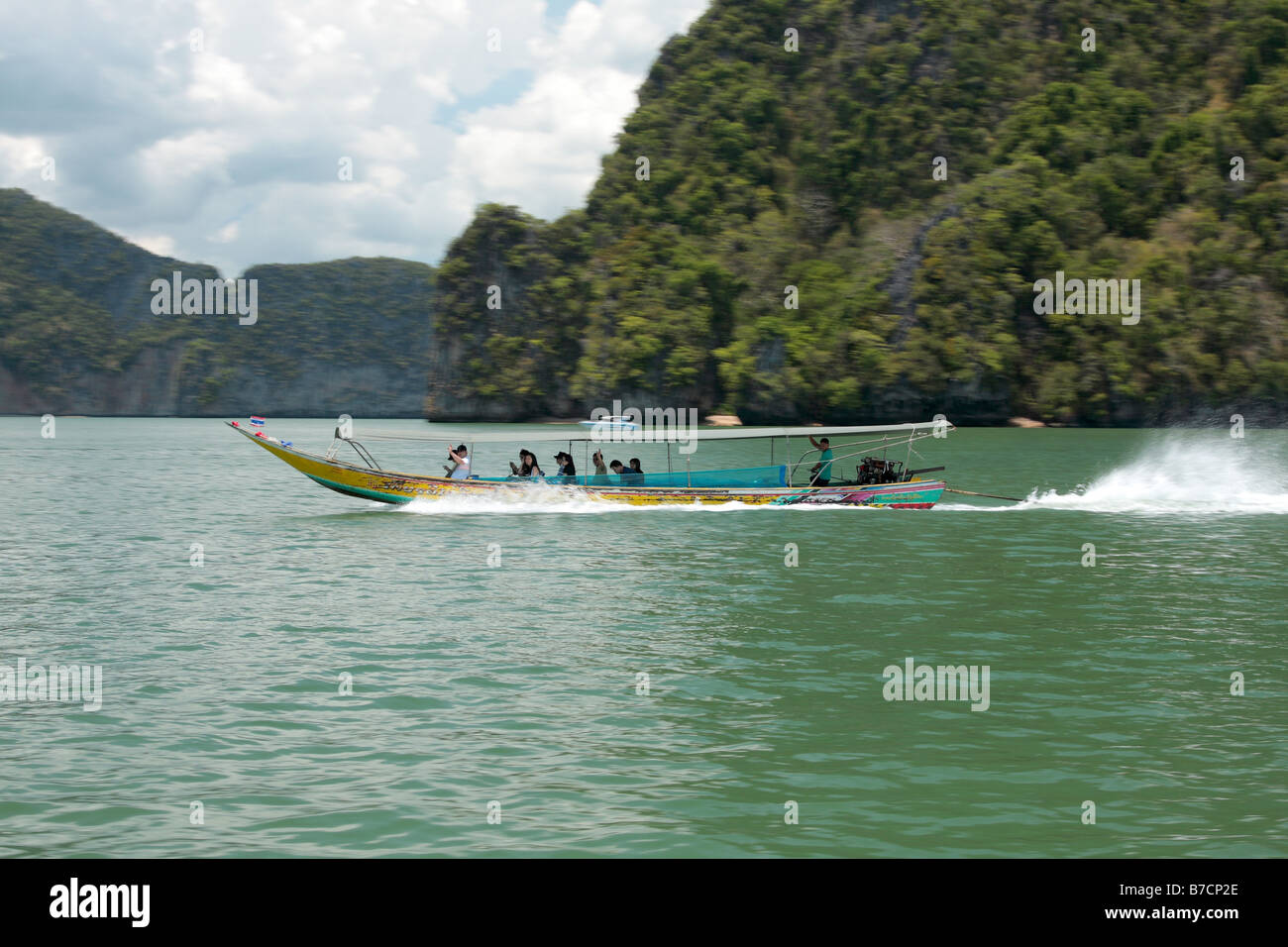 Bote de cola larga en el lago Cheow Lan, de Tailandia, Phuket, el Parque Nacional de Khao Sok Foto de stock