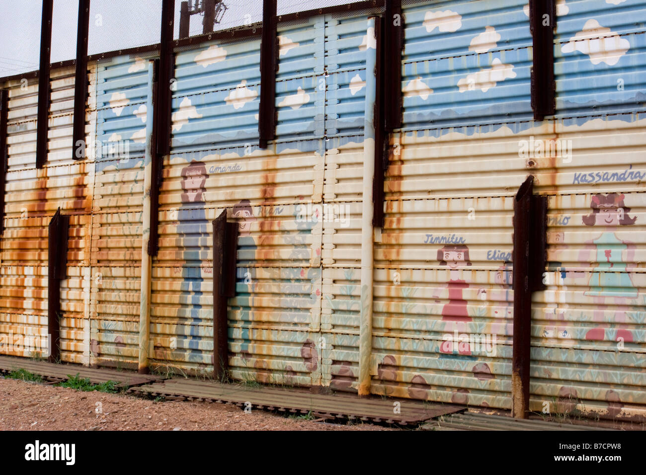 Muro en la frontera de México y Arizona que Naco ha sido decorada por