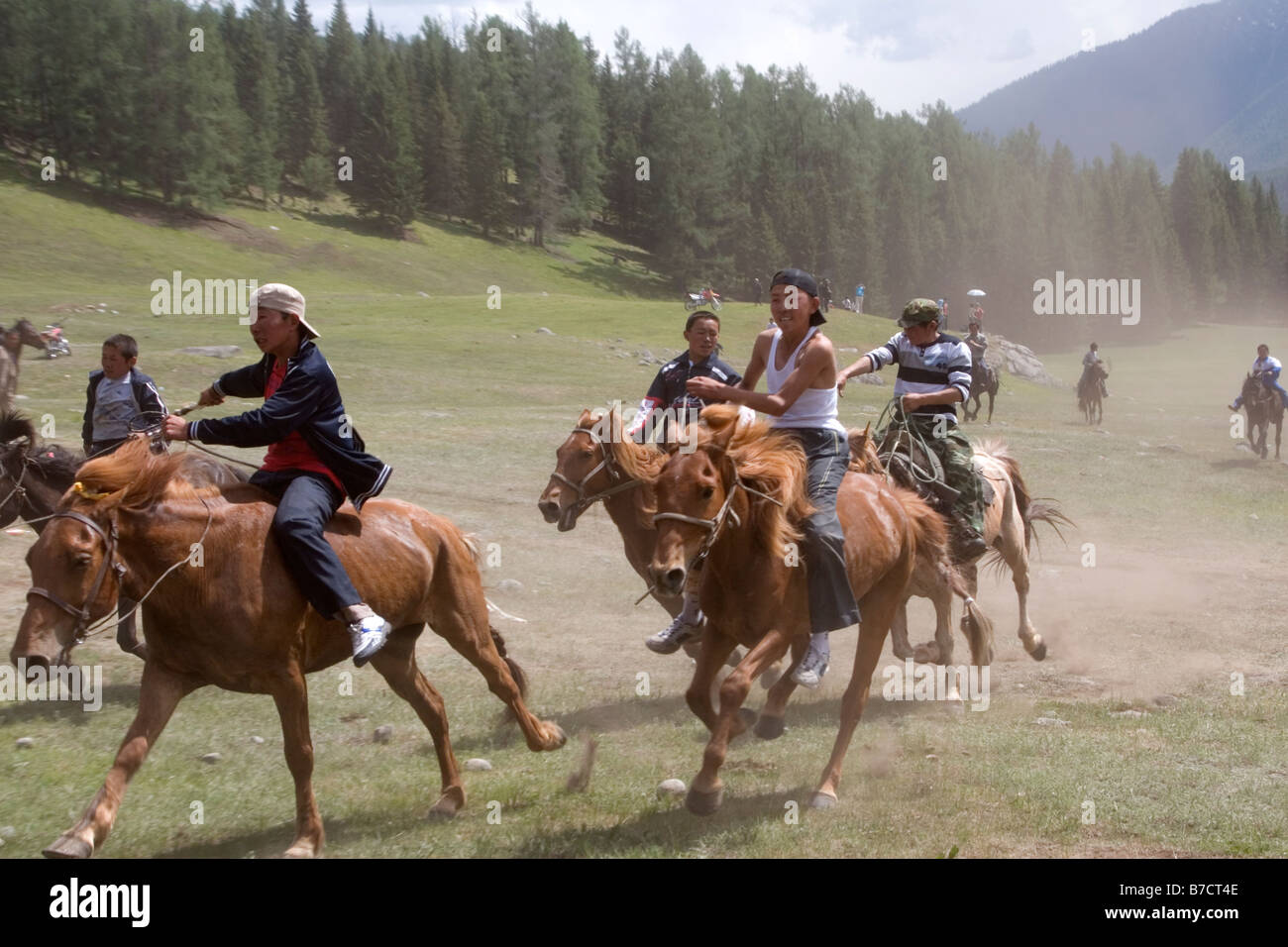 Carreras de caballos mongoles durante la competencia anual denominada Ao Bao Jie. Foto de stock
