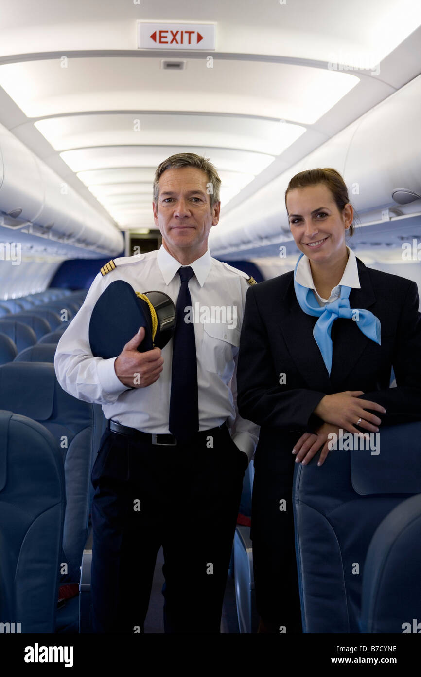 Un piloto y una azafata de pie en la cabina de un avión Fotografía de stock  - Alamy