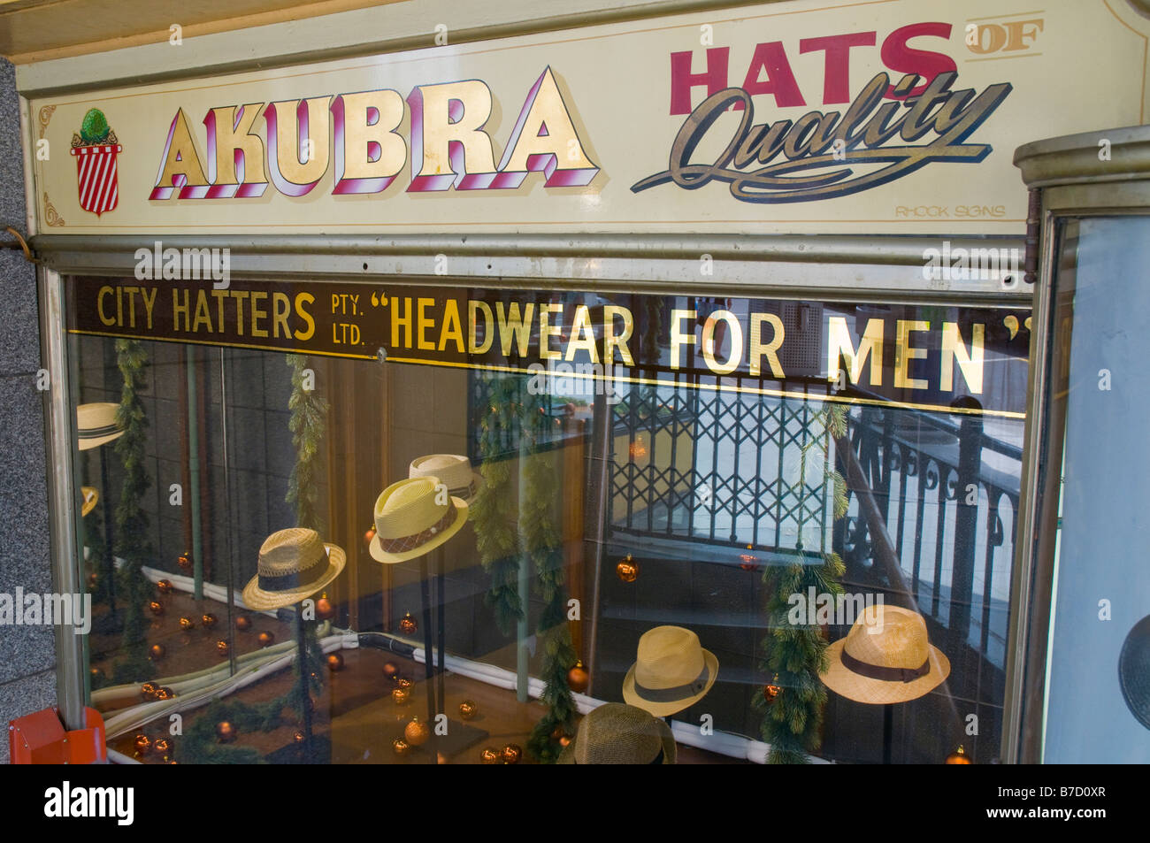 City Hatters, una institución de Melbourne. Fachada anticuada de una tienda de sombreros debajo de los relojes en la estación de Flinders Street, en Melbourne, Australia Foto de stock