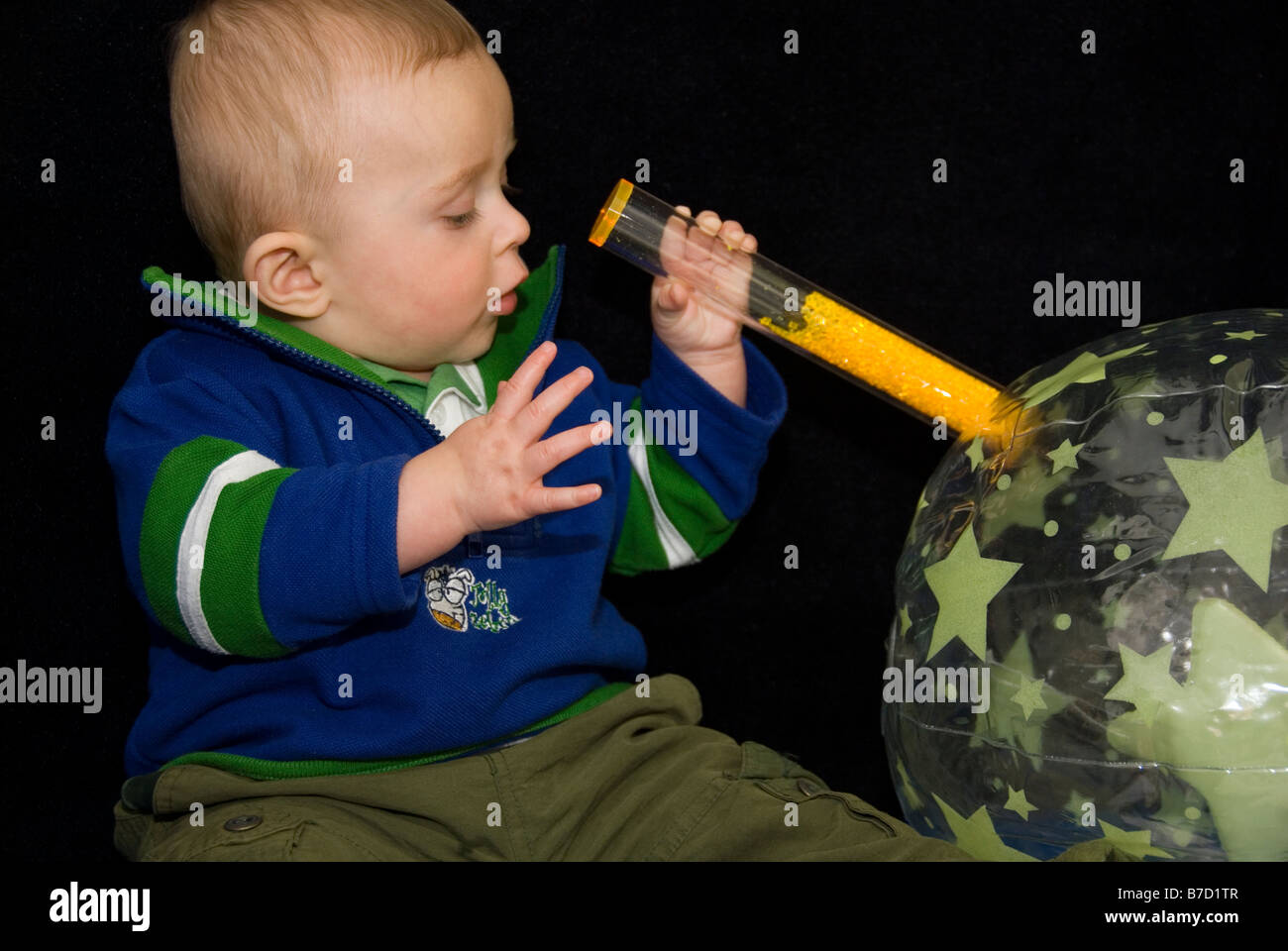 Niño con bola antiestrés Fotografía de stock - Alamy