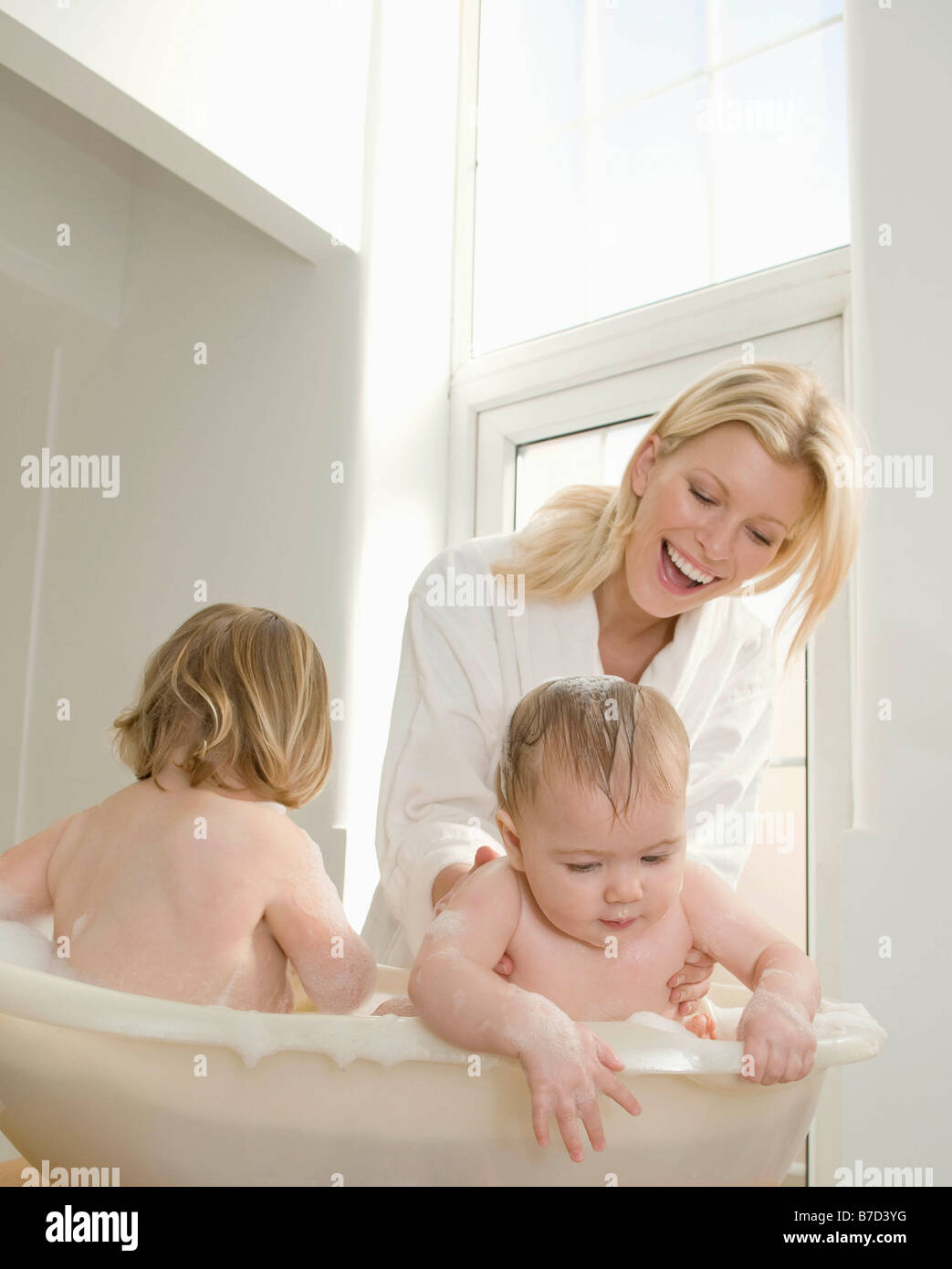 Зрелая мамы в ванне. Мать купает ребенка. Мама купается с детьми в ванной. Фотосессия мама и малыш в ванной. Мама с ребенком в ванной комнате.