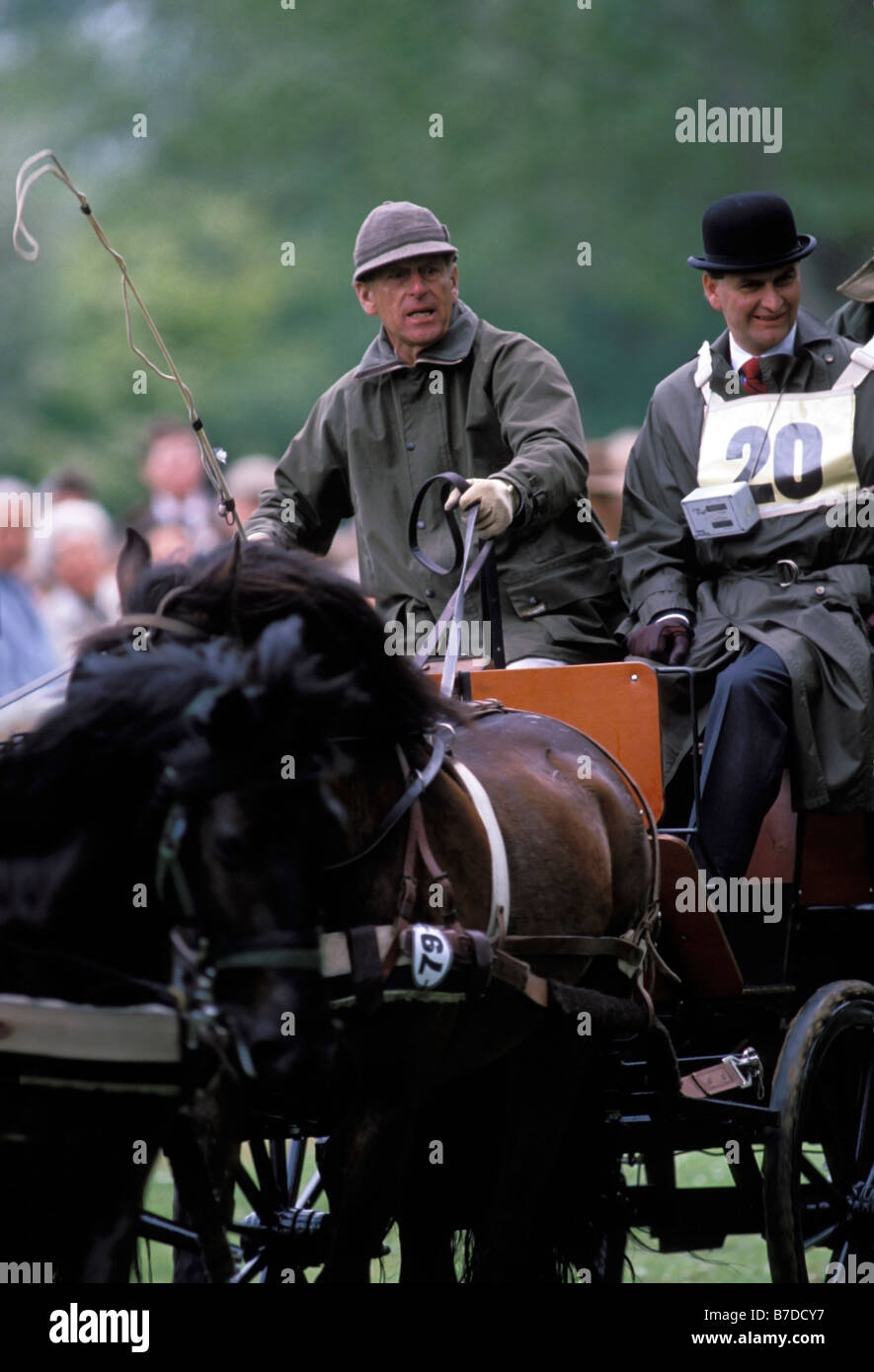El príncipe Felipe, Duque de Edimburgo, compitiendo en carro a caballo. Windsor Horse Show. Circa 1980 Foto de stock