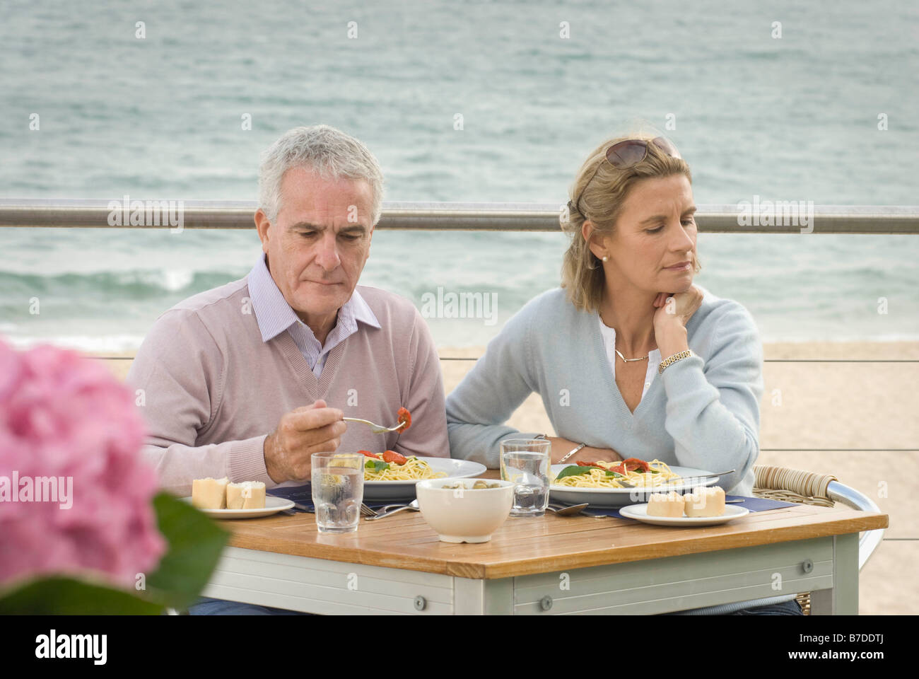 Pareja Madura Cenando Fotografías E Imágenes De Alta Resolución Alamy 