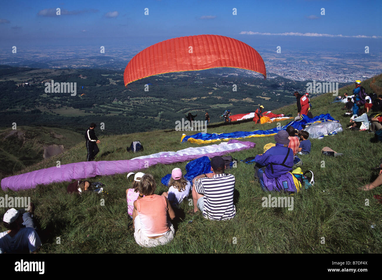 Escuela de Parapente y espectadores, Puy de Dôme, cerca de Clermond-Ferrand, Auvergne, Francia Foto de stock