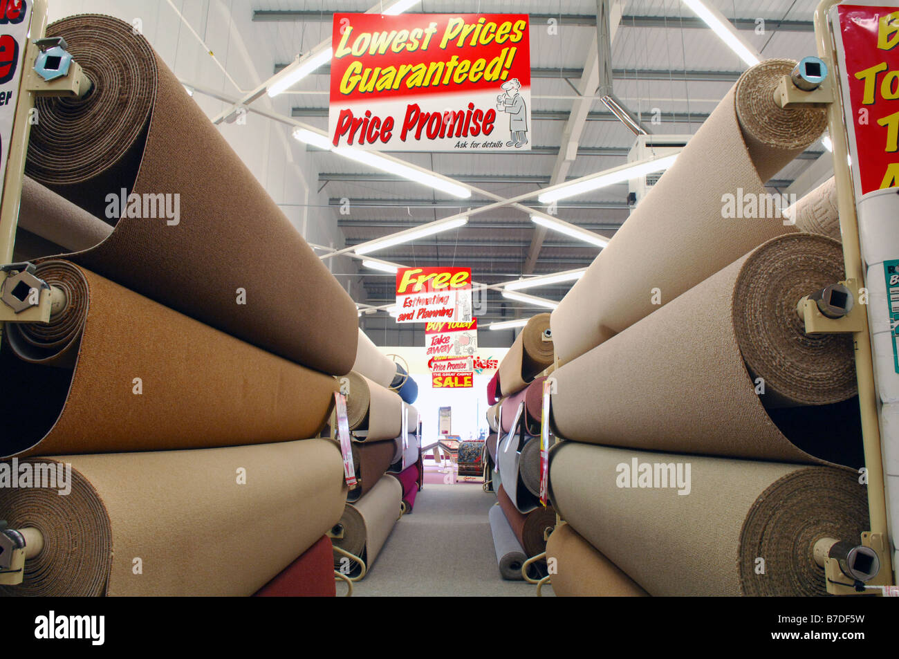 Grandes rollos de alfombra para venta en moqueta con un precio más bajo garantizado signo aparece desde el techo Fotografía de stock -