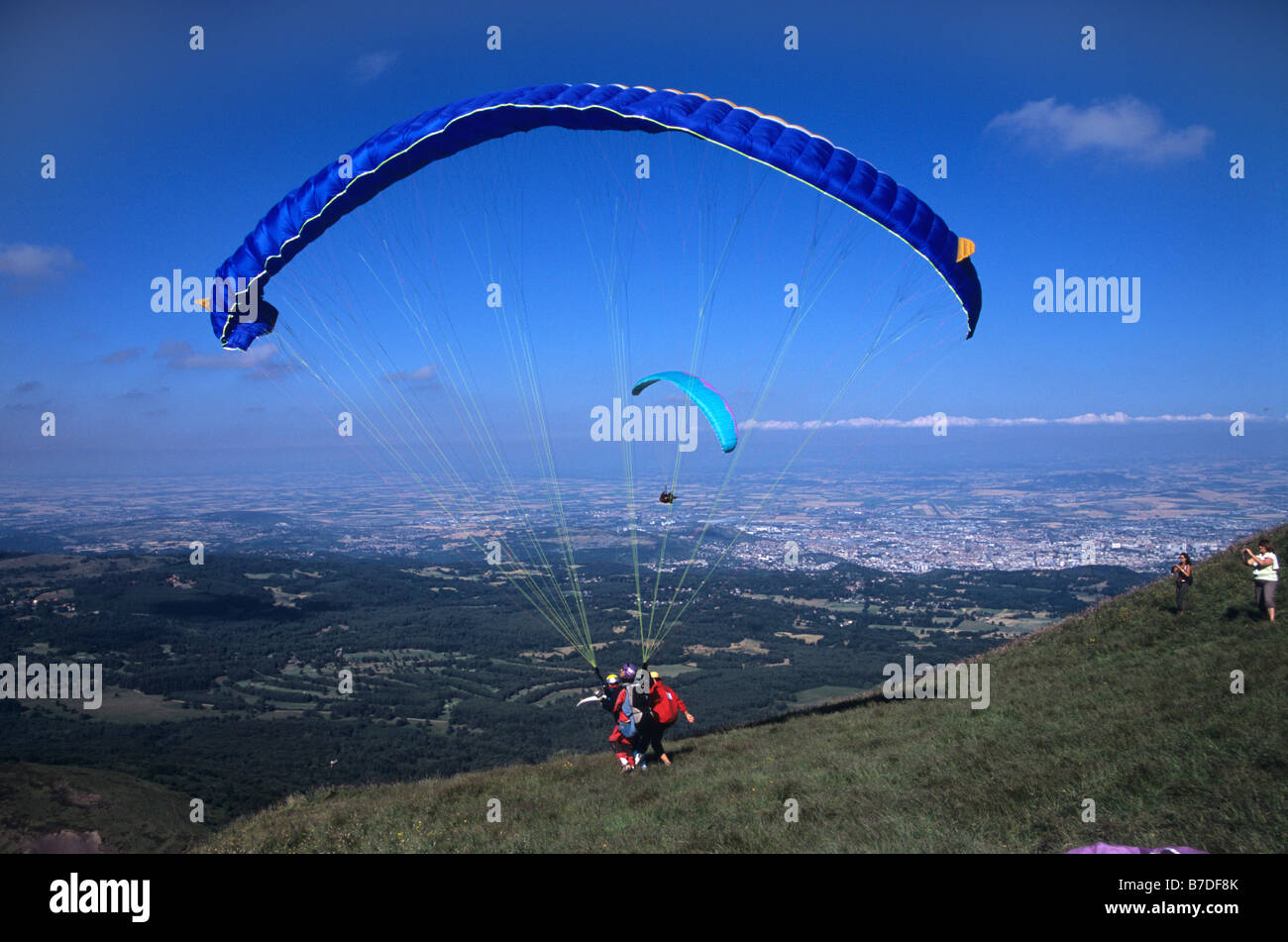Mano Parapente Despegando desde el Puy de Dôme Pico, cerca de Clermond-Ferrand, Auvergne, Francia Foto de stock