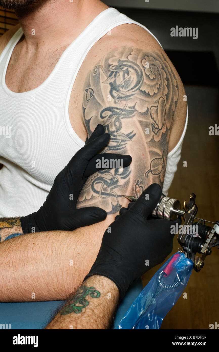 El brazo del hombre para tener tatuado en tattoo shop Fotografía de stock -  Alamy