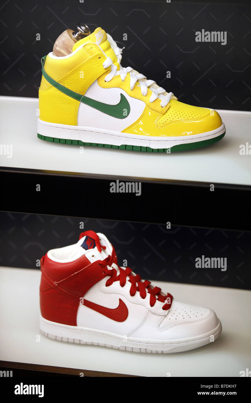Zapatillas de baloncesto Nike Store, Harlem, en la Ciudad de Nueva York,  EE.UU Fotografía de stock - Alamy