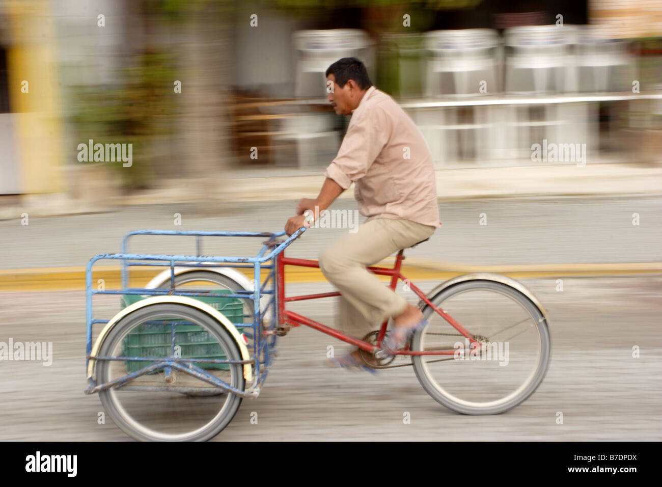 El hombre mexicano en triciclo, Tulum, México Fotografía de stock - Alamy