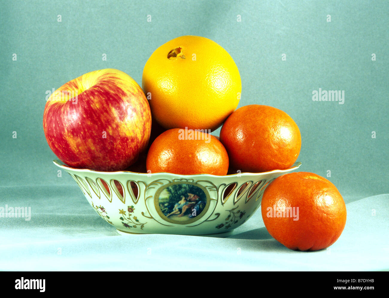 Manzana, naranja y mandarina en un jarrón de frutas miel composición de  alimentos crujientes rosa rojo naranja amarillo aún acuerdo de tabla de  vida Fotografía de stock - Alamy