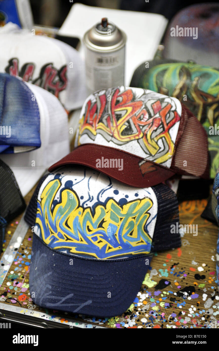 Gorras de béisbol con Graffiti, 42nd Street, Nueva York, EE.UU Fotografía  de stock - Alamy