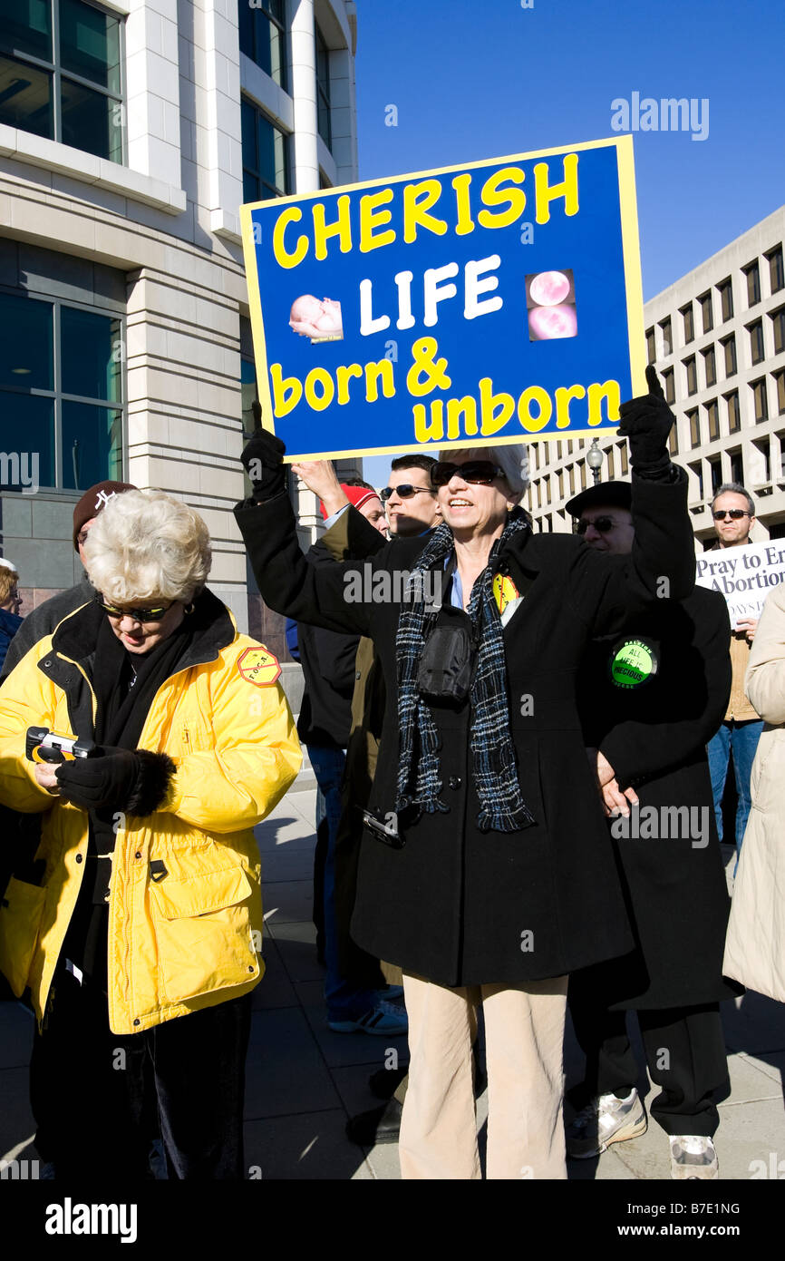 Un partidario Provida sostiene un cartel - March for Life Rally, 2009 - Washington, DC, EE.UU. Foto de stock