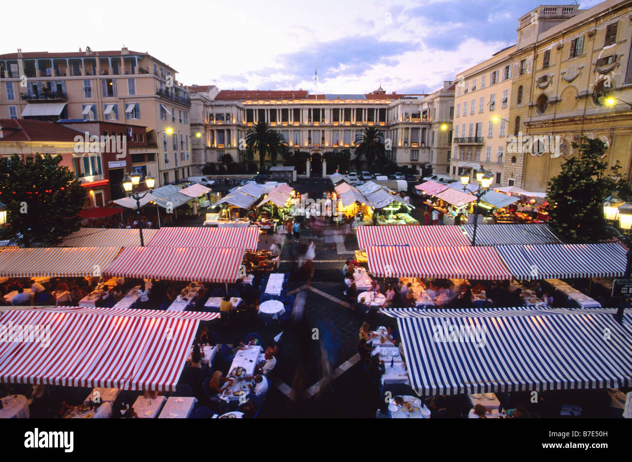 Restaurante al aire libre por la noche en el Cours Saleya mercado en el casco antiguo de Niza. Foto de stock