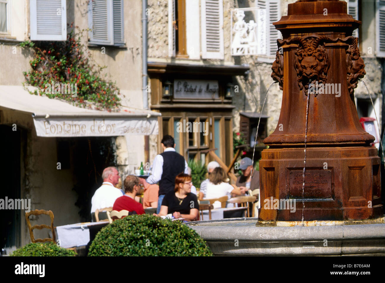 Personas con almuerzo al aire libre en la plaza de la aldea de Mougins Foto de stock