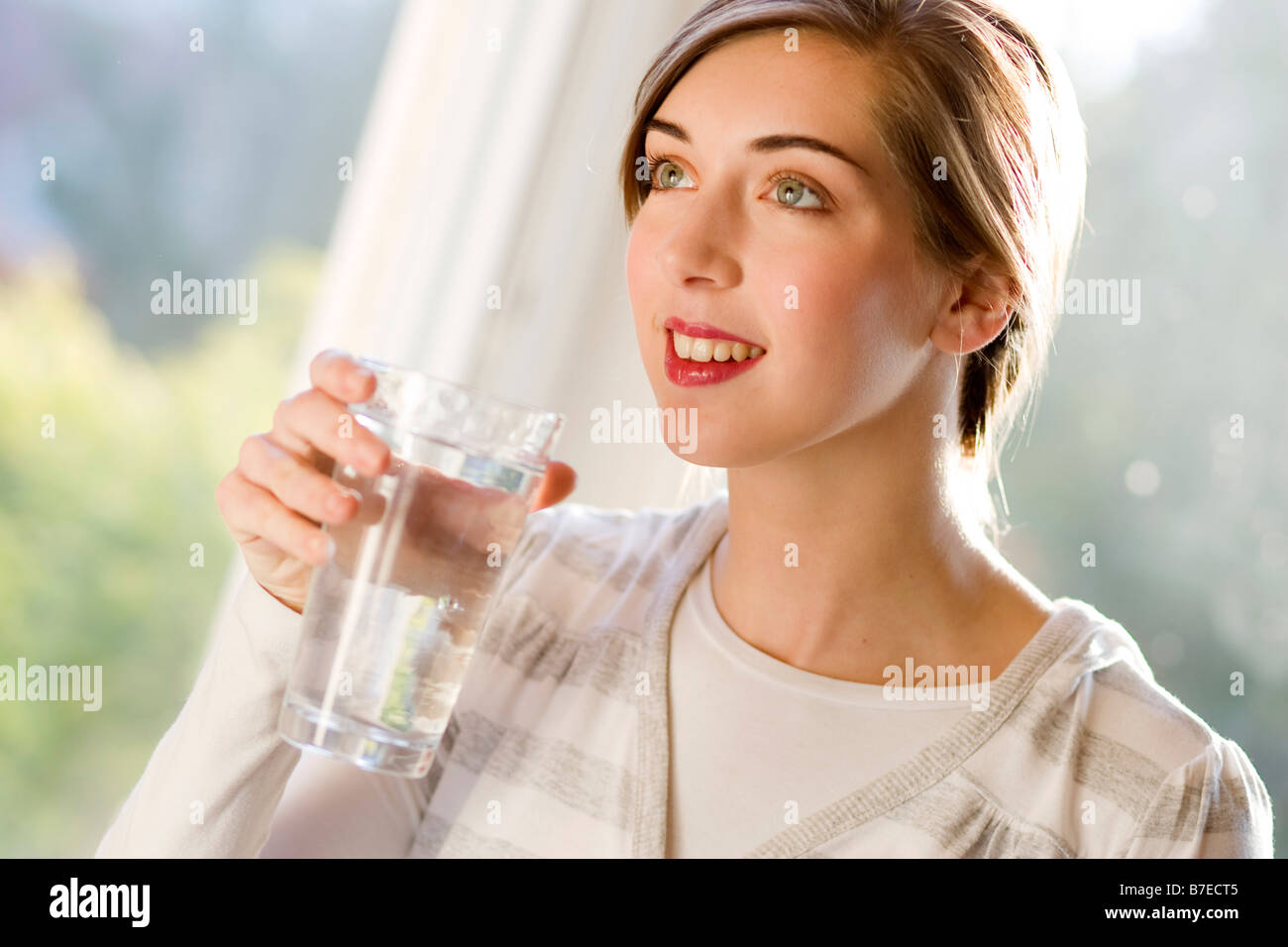 Chica vaso de agua potable Foto de stock