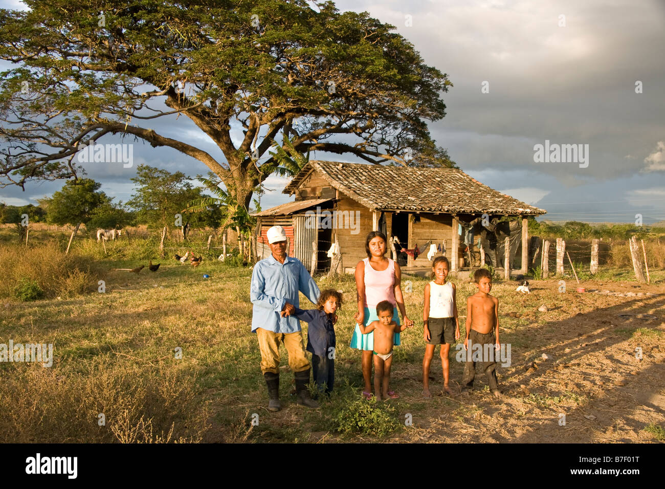 Labriego con su familia delante de su casa rural en el departamento de Rivas oeste del Lago de Nicaragua Foto de stock