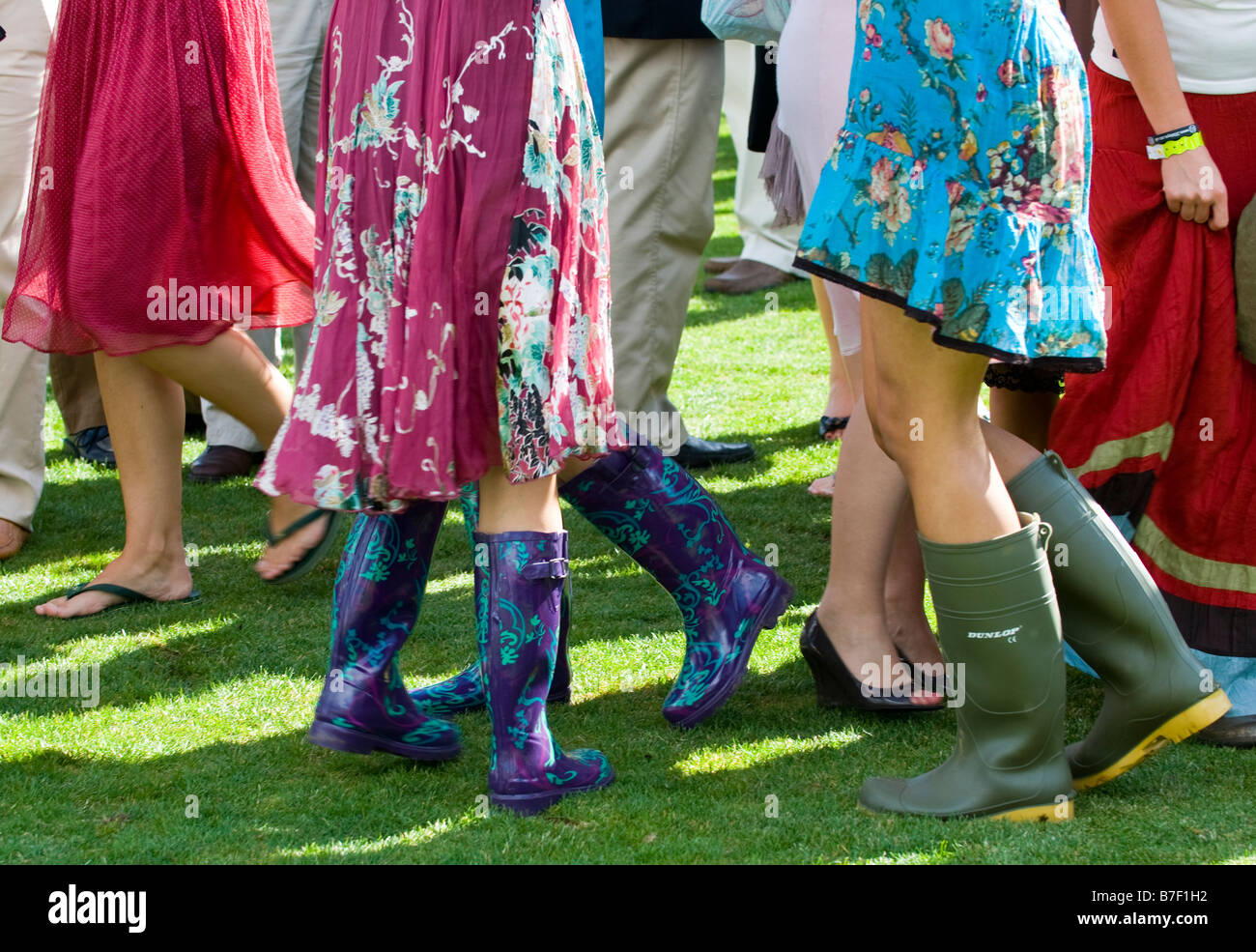 Vestidos de verano y botas Wellington en un partido de polo Fotografía de stock - Alamy Vestidos de verano y botas Wellington en un partido de polo Fotografía de stock - Alamy