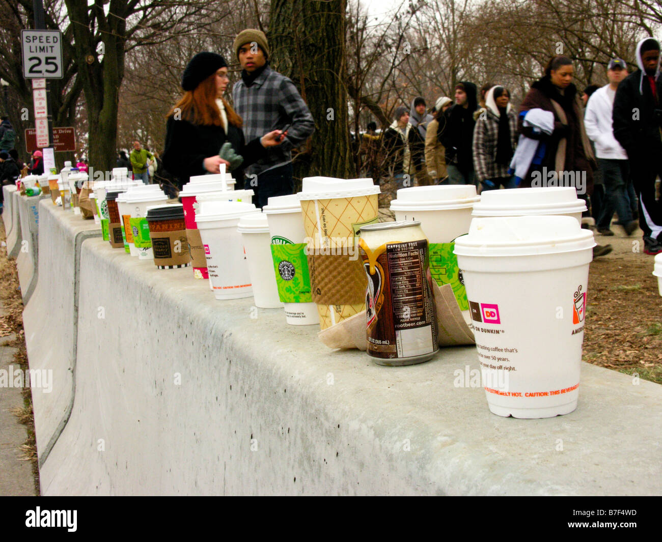 Descarta las tazas de café encima de una barrera de tráfico durante los actos de inauguración de Barack Obama, Estados Unidos el primer presidente negro del país. Foto de stock