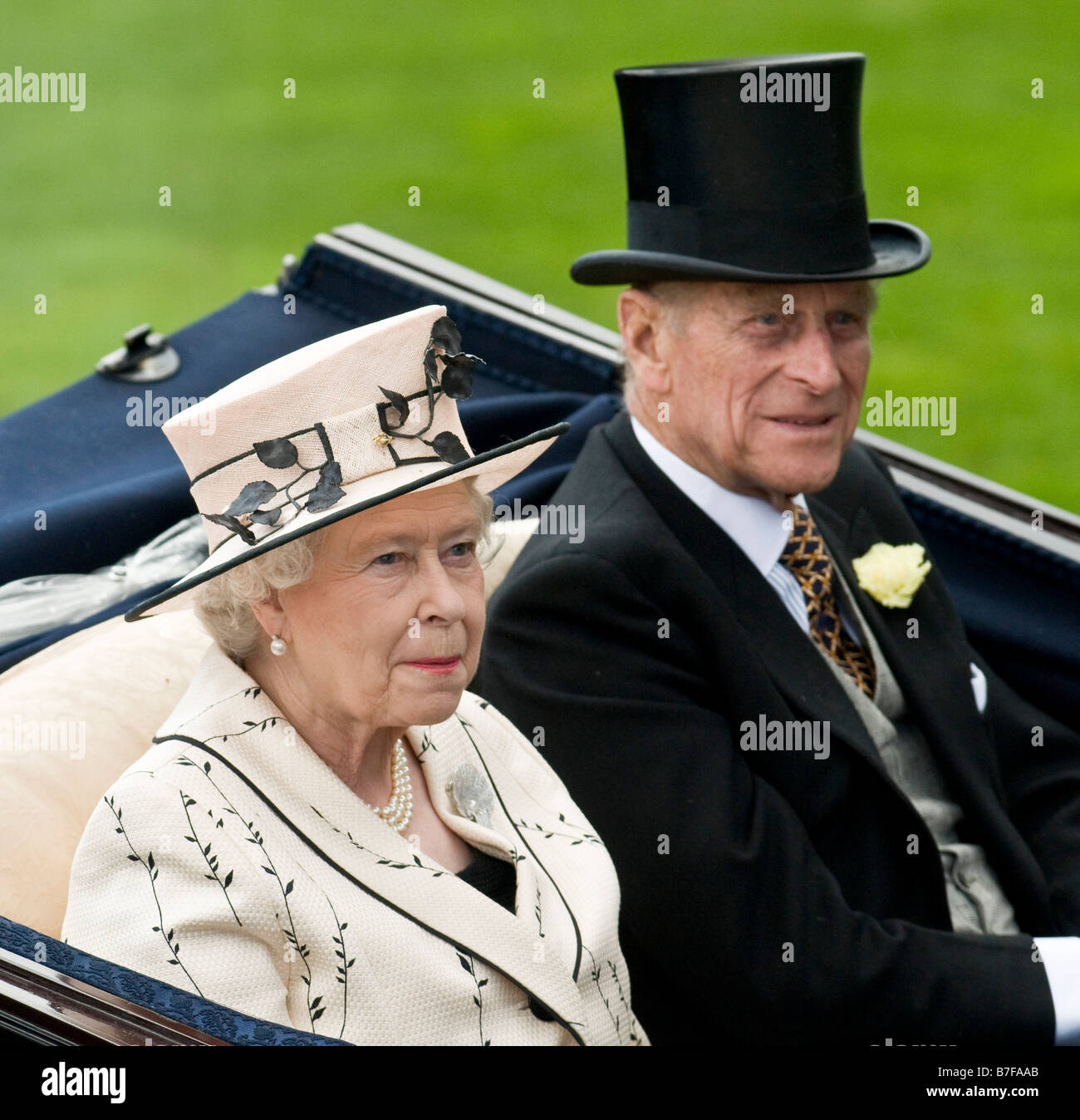 Su Majestad la Reina y el Duque de Edimburgo llegan en un carro abierto en el Royal Ascot 2008, Inglaterra Foto de stock