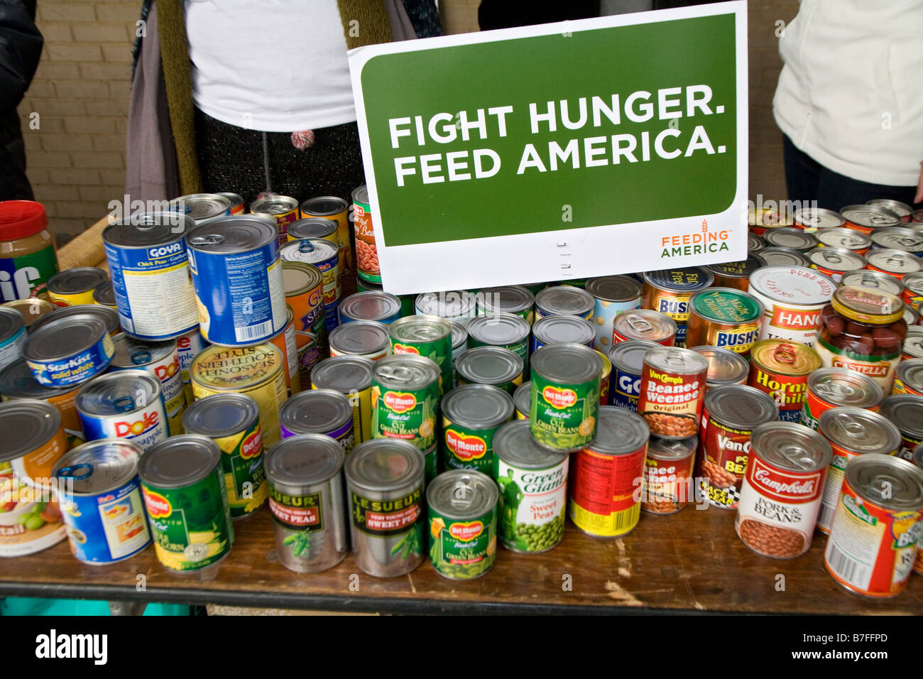 Los voluntarios recogen productos enlatados para bancos de alimentos Foto de stock