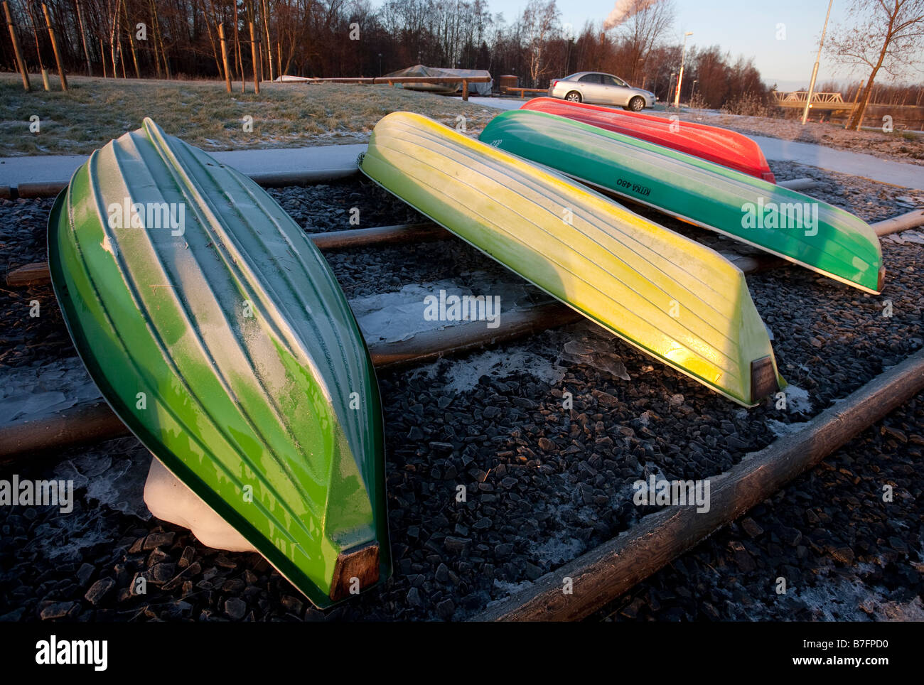 Cuatro botes de remos de fibra de vidrio / skiffs / bote auxiliar / botes ,  volteados para almacenamiento en invierno , están cubiertos de heladas ,  Finlandia Fotografía de stock - Alamy