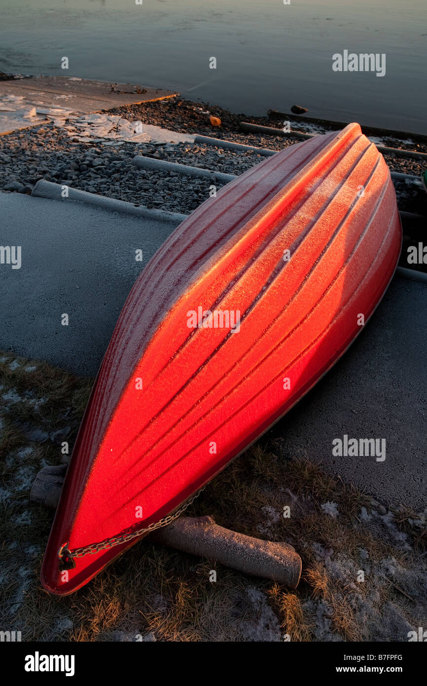 Bote de remos de fibra de vidrio rojo / Skiff / bote auxiliar , volteado  para almacenamiento en invierno , está cubierto de escarcha , Finlandia  Fotografía de stock - Alamy