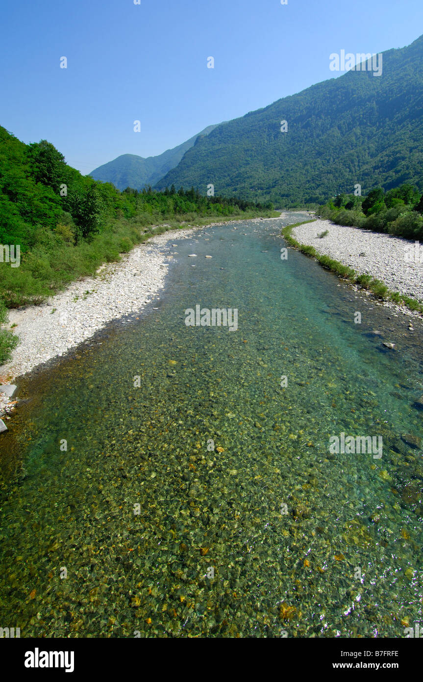 Cauce natural del río Maggia, cerca del municipio de Lodano, valle de Maggia, Tesino, Suiza Foto de stock
