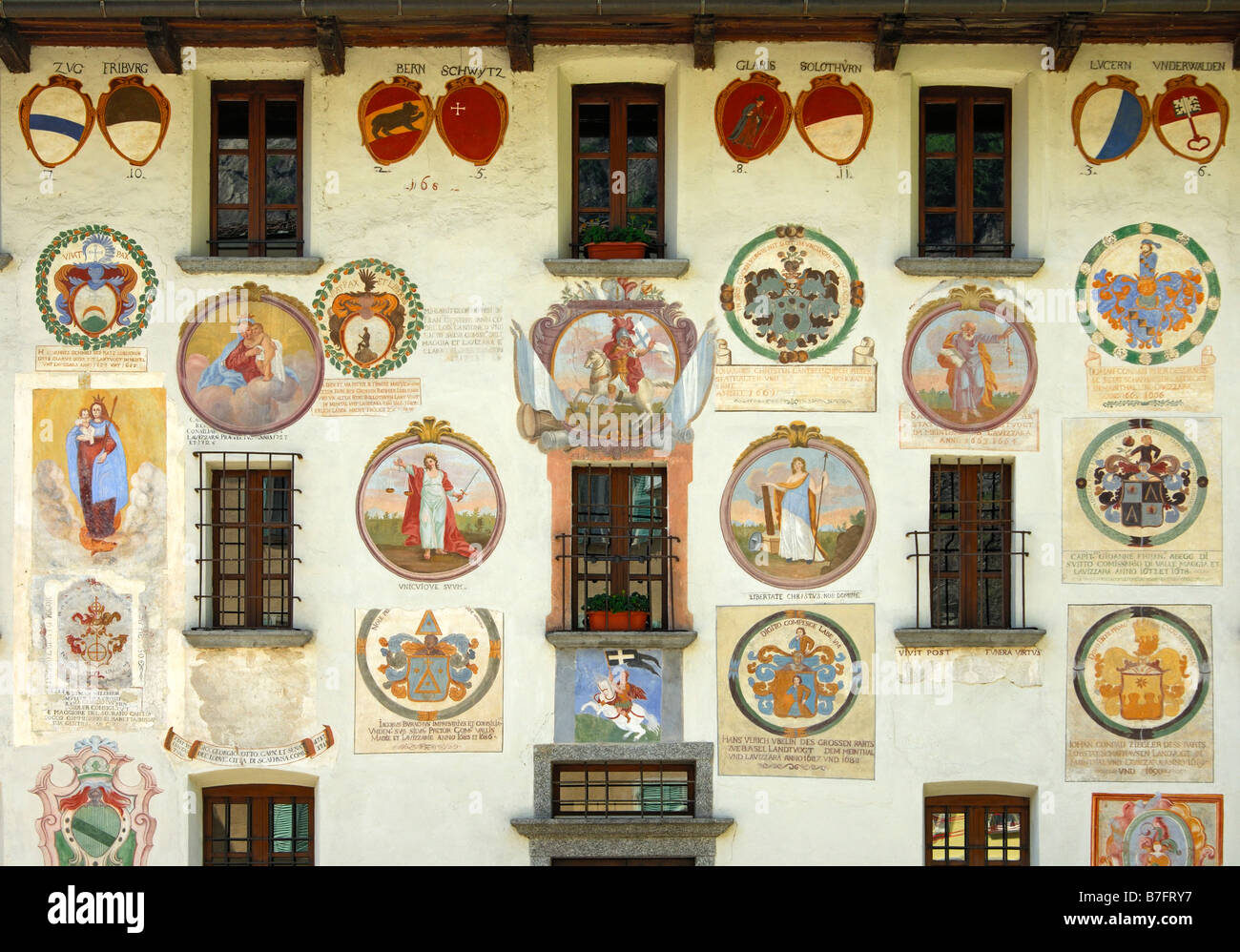 Fassade del ayuntamiento decorado con crestas antiguo palacio de justicia de los cobradores de deudas Cevio valle Maggia Ticino Suiza Foto de stock