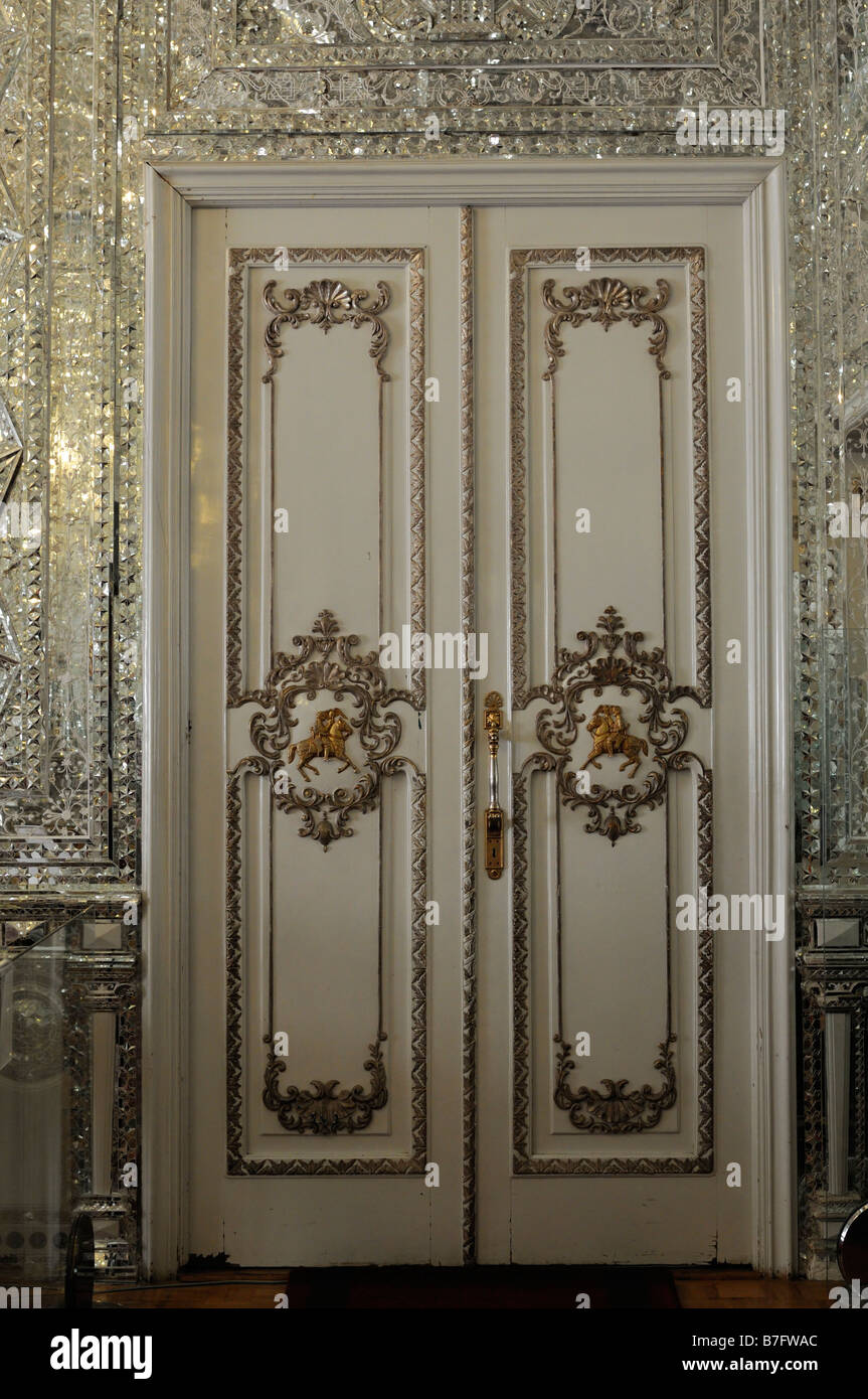 Puerta palacio fotografías e imágenes de alta resolución - Alamy