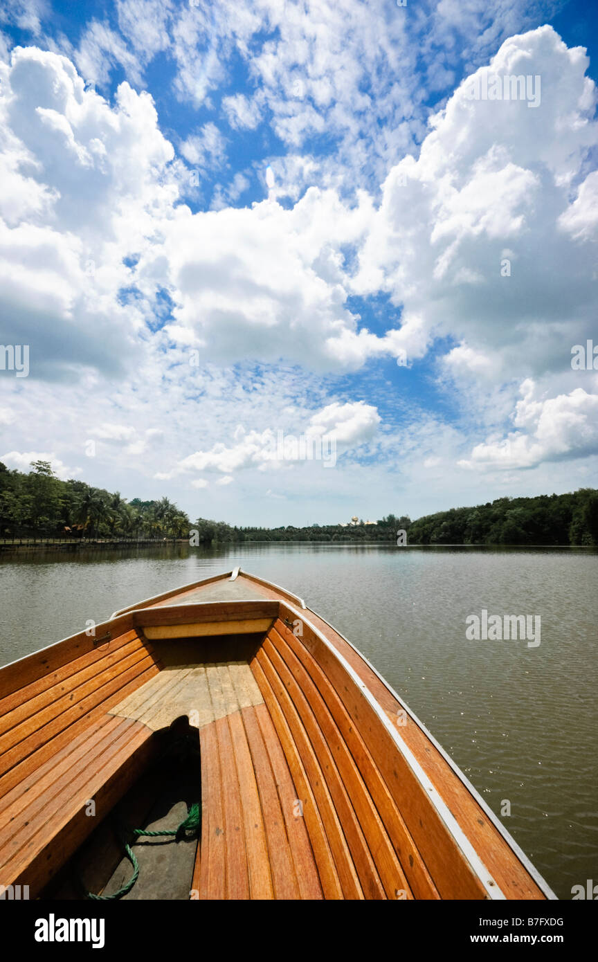 En la excursión en barco de río Brunei y Kampung Ayer la aldea de agua en Bandar Seri Begawan, Brunei. Palacio real en la lejanía. Foto de stock