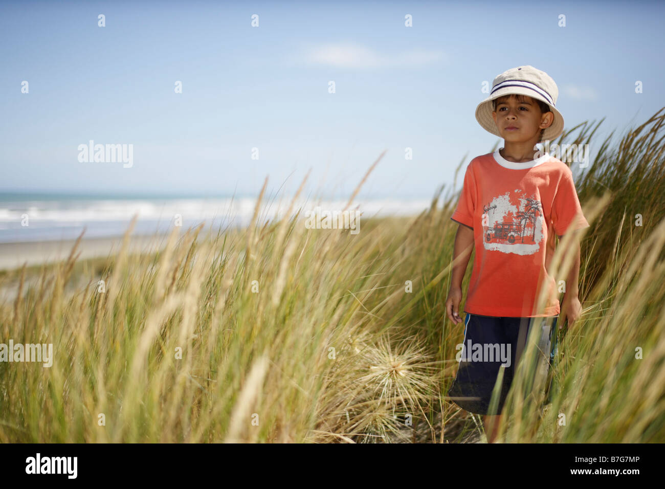 Playa Himatangi Nueva Zelanda boy paseos por las dunas de arena Foto de stock