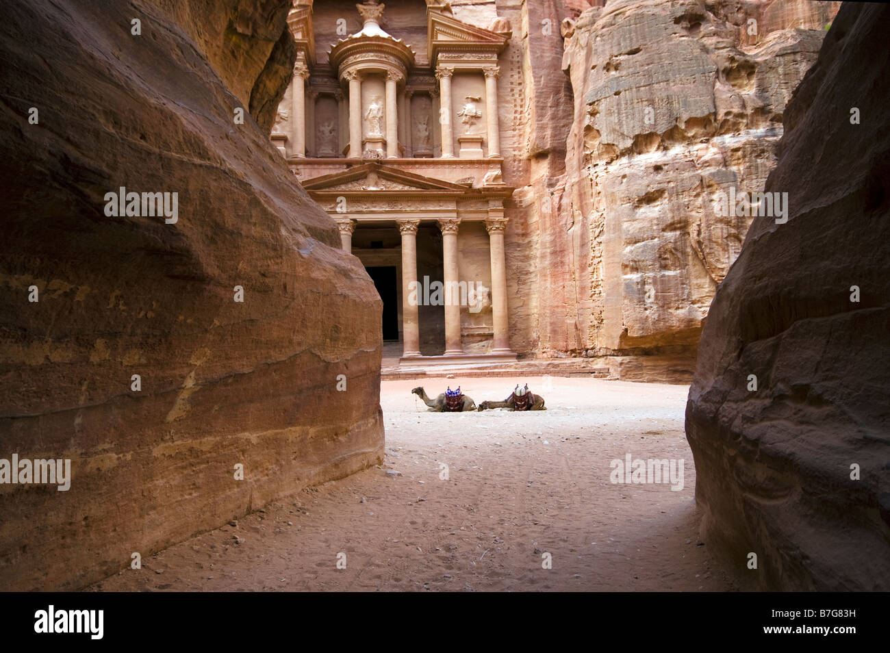 El Tesoro de Petra Jordania visto desde el siq Foto de stock