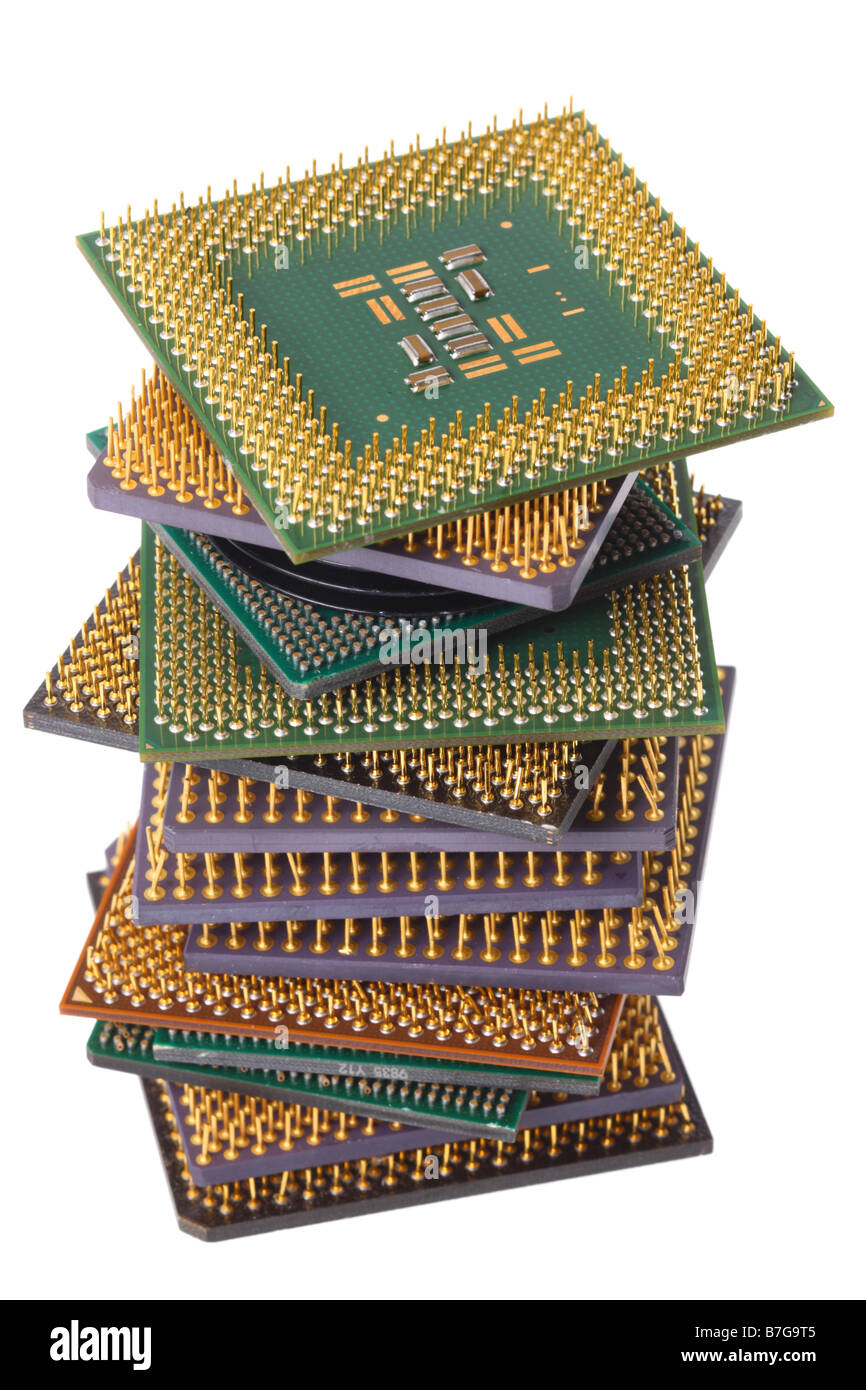 Pila de equipo procesador CPU microchips recortadas sobre fondo blanco. Foto de stock