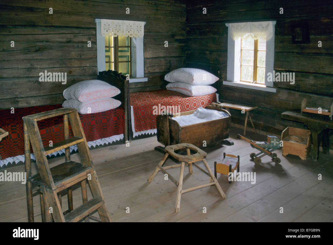 Casa de pueblo en el interior del museo al aire libre de vida lituano en Lituania Rumsiskės Foto de stock