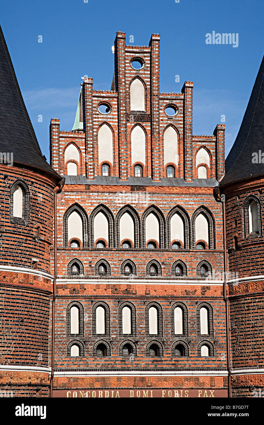 Holstentor city gate con Gable intervino Lubeck Alemania Foto de stock