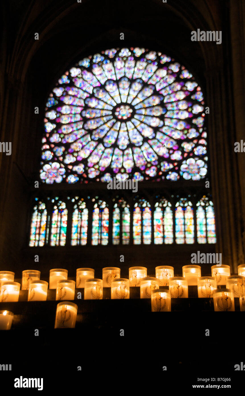 Vidriera de la catedral de Notre Dame de París. Francia Foto de stock
