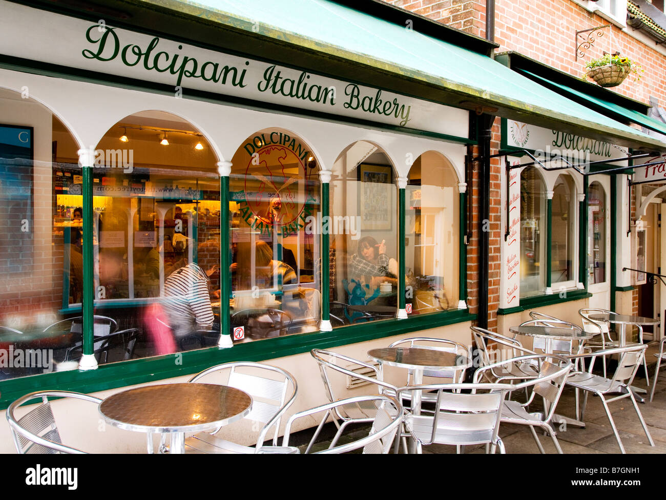 Un italiano de panadería y cafetería en el antiguo patio del cisne en