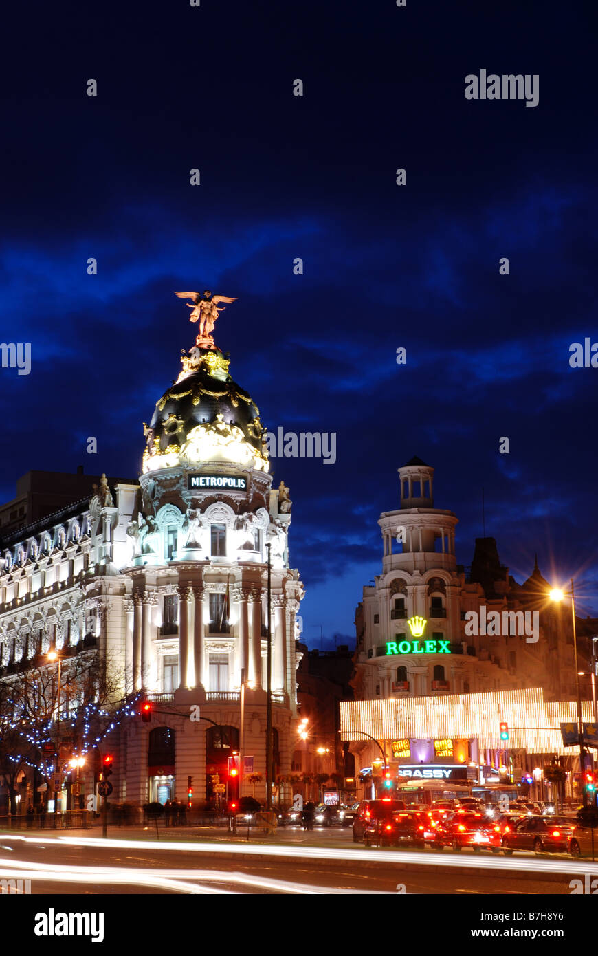 La calle Alcalá y el edificio Metrópolis en Navidad. La vista de noche. Madrid. España. Foto de stock