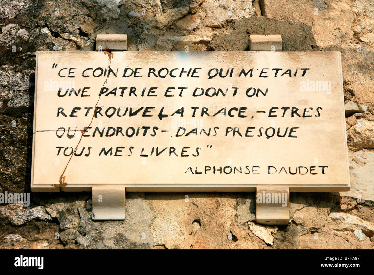 Placa Con Un Presupuesto Por Alphonse Daudet 1840 17 En El Molino De Su Novela Cartas Desde Mi Molino De Fontvieille Bouches Du Rhone Francia Fotografia De Stock Alamy