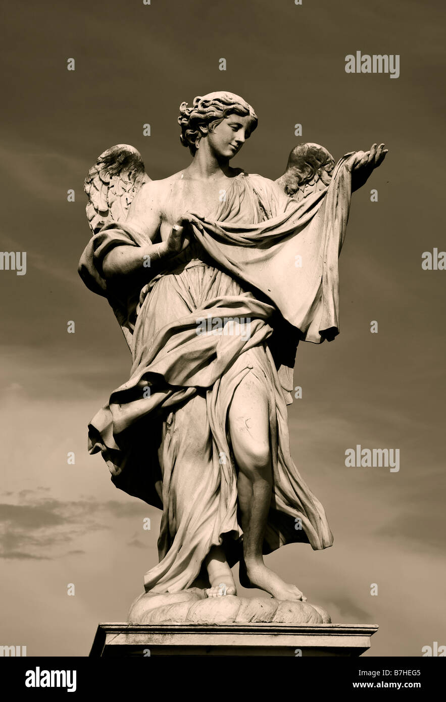 Estatua de Angel a lo largo de Pont de Sant'Angelo, Roma Italia Foto de stock