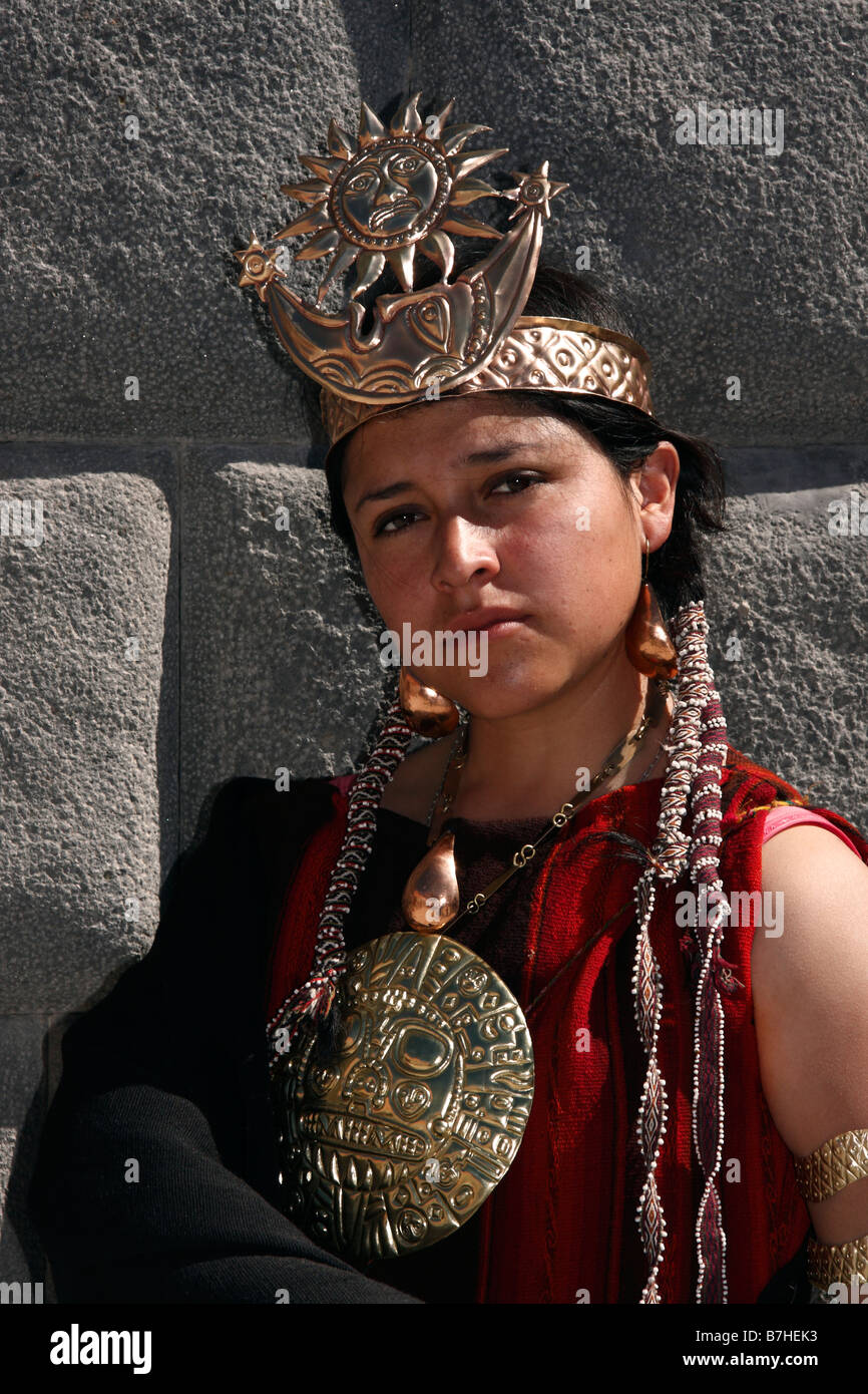 Niña vestida como una princesa incaica durante un festival en Pisac, Perú  Fotografía de stock - Alamy
