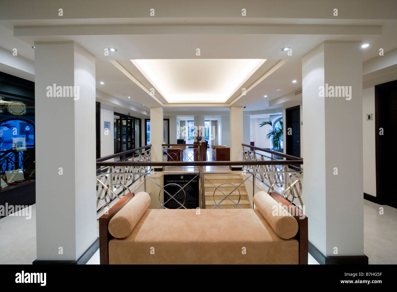 Sofá de cuero en el moderno hall de entrada del hotel en el sur de España  Mclundie Fotografía de stock - Alamy