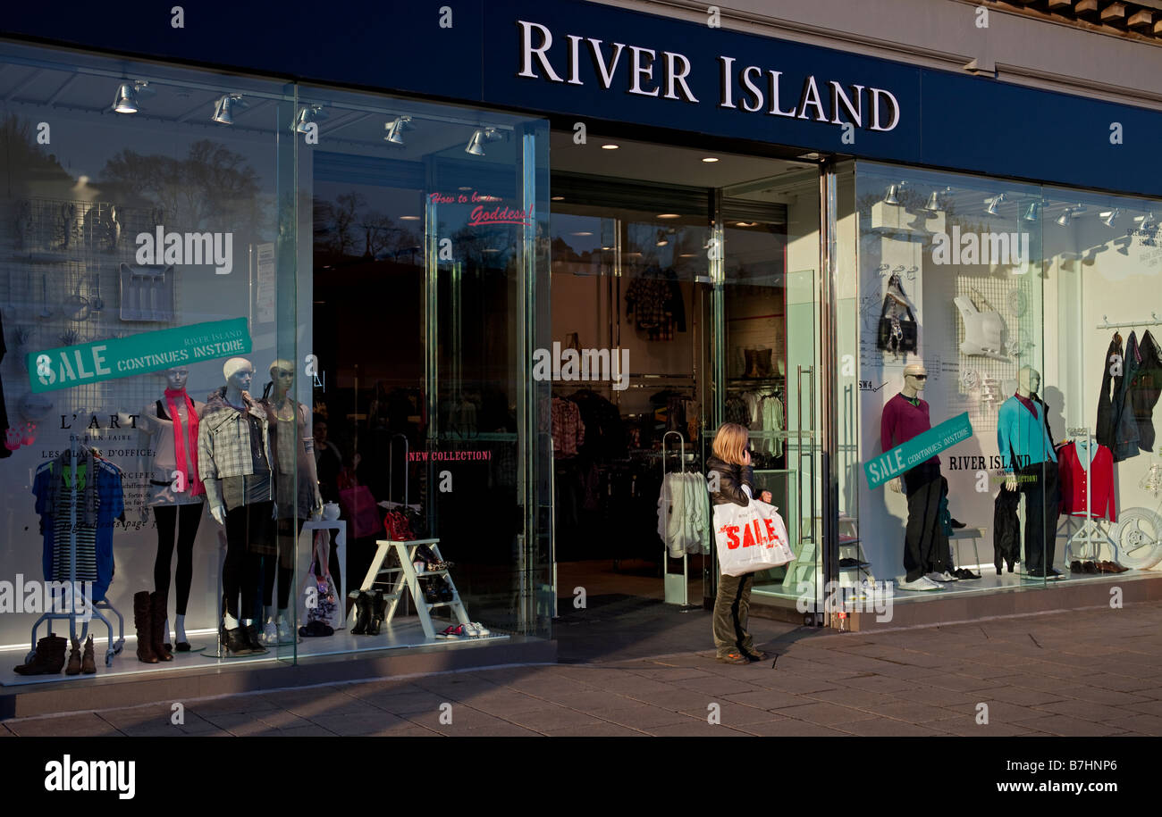 River Island almacenar y hembra con venta portador de plástico bolsa de compras, Edimburgo, Escocia, Reino Unido, Europa Foto de stock