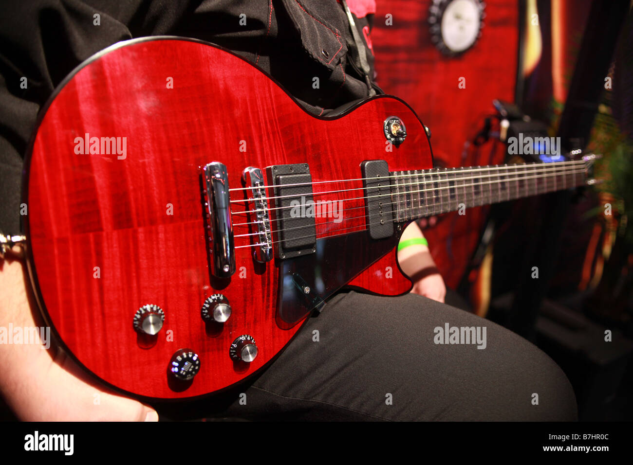 Jan 8, 2009 - Las Vegas, Nevada, EE.UU. - Guitarras Gibson muestra nuevo 'Dark fuego' guitarra eléctrica en Consumer Electronics Show. Foto de stock