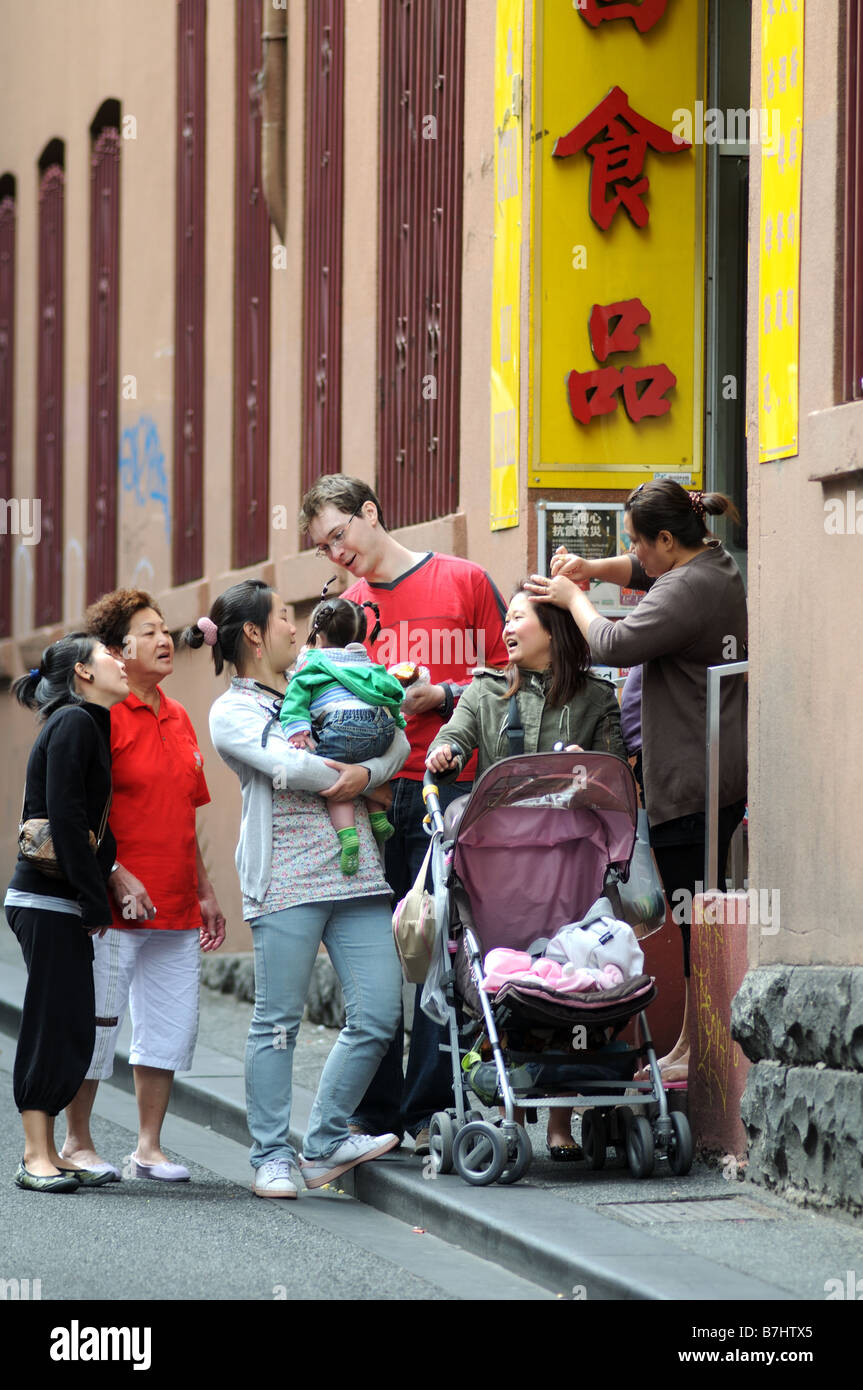 Familia multicultural grupo chinatown Melbourne Australia Foto de stock
