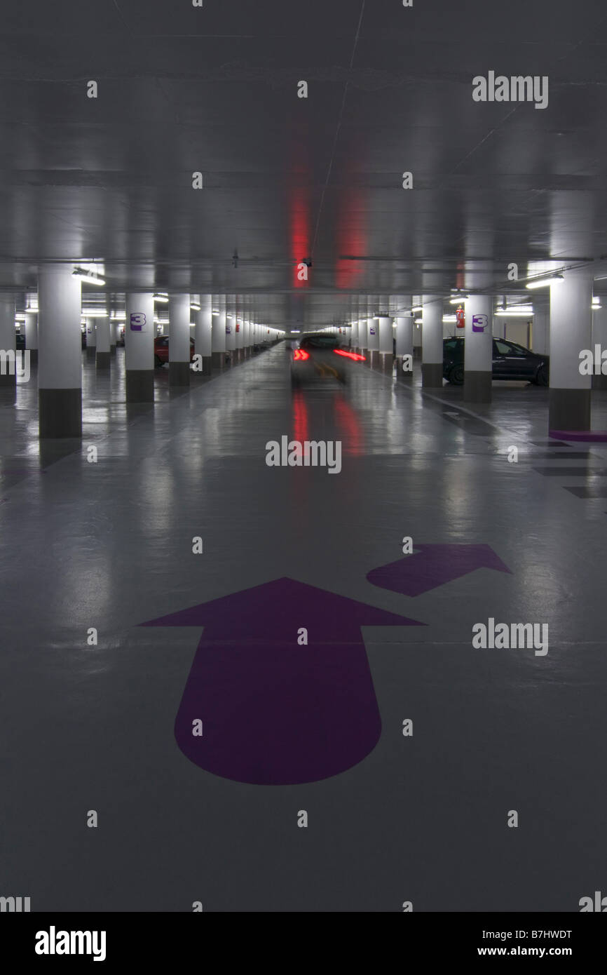 La perspectiva de un garaje subterráneo, con la dirección de las flechas en  el suelo Fotografía de stock - Alamy