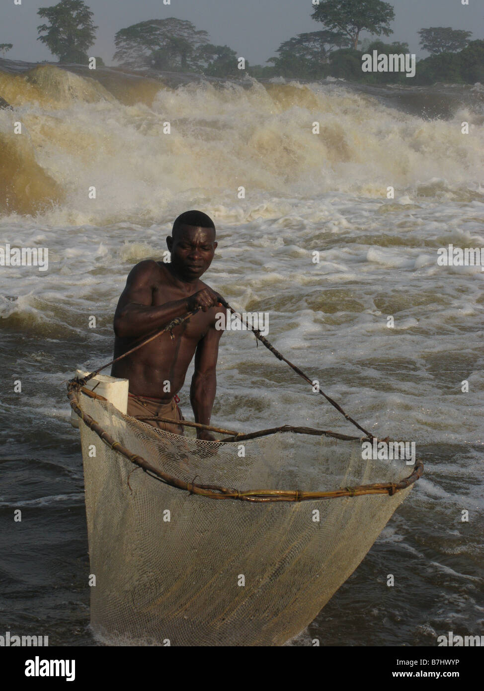 Pescadores Wagenia utilizando scoop net en Stanley Falls toboganes Boyoma sobre el Río Congo, República Democrática del Congo en Kasangani Foto de stock